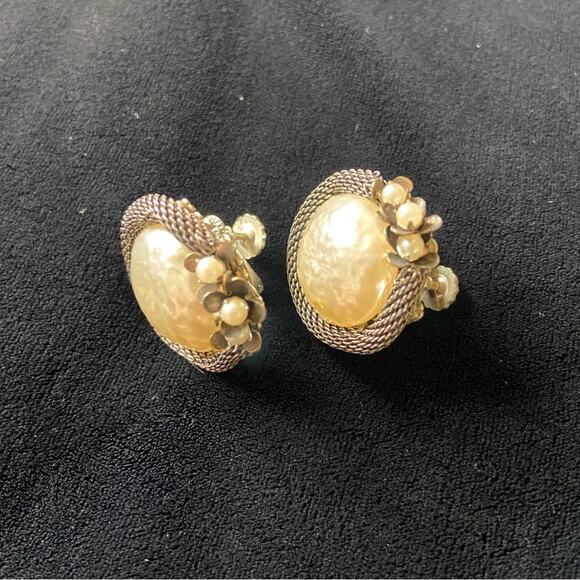 VTG MIRIAM HASKELL Hand Wired Baroque Pearl Clip Earrings - Picture 7 of 8
